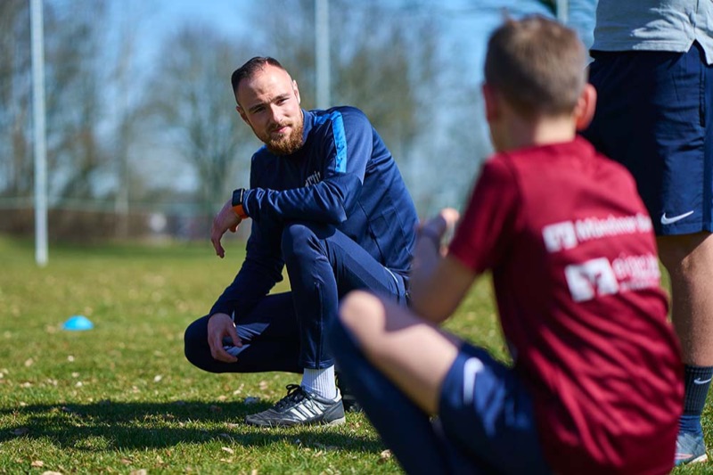 mijo-Trainer erklärt eine Übung