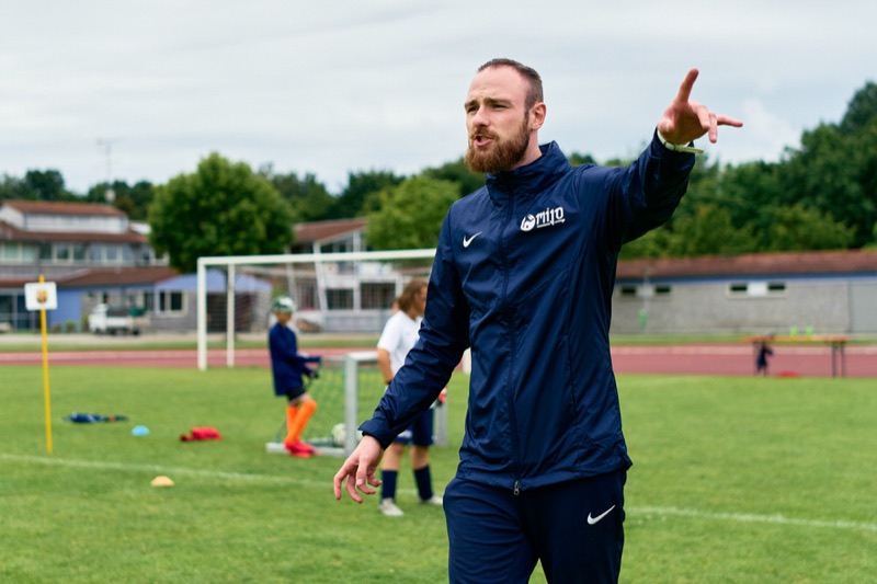 Dominic Dachs am Spielfeldrand